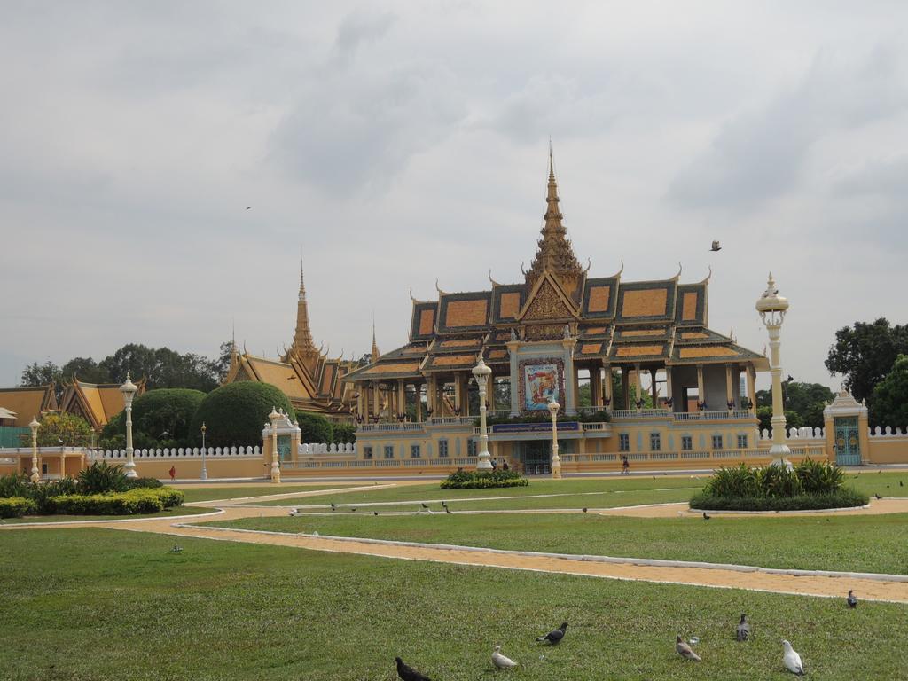 Golden Boat Guesthouse Phnom Penh Exteriör bild