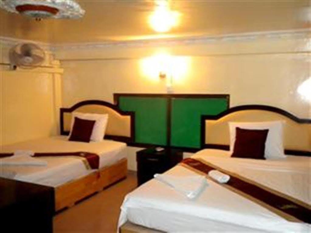Golden Boat Guesthouse Phnom Penh Exteriör bild